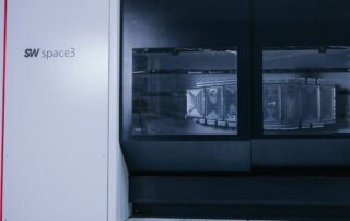 Ein Bearbeitungszentrum BA space3-22 von SW mit aufgespanntem Wing RiB