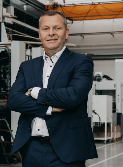 Dr_Daniel_Rieser_300dpi Der von SW und JANUS Engineering entwickelte Postprozessor ermöglicht präzise Maschinensimulationen, die Kollisionssicherheit bei der Werkstückbearbeitung gewährleisten.